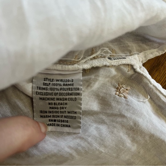 Johnny Was workshop top M embroidered neutral lightweight boho - Picture 3 of 6